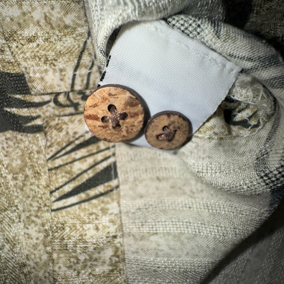 Tommy Bahama Beige and Green Hawaiian Men's Shirt M Tropical Resort - Picture 6 of 8